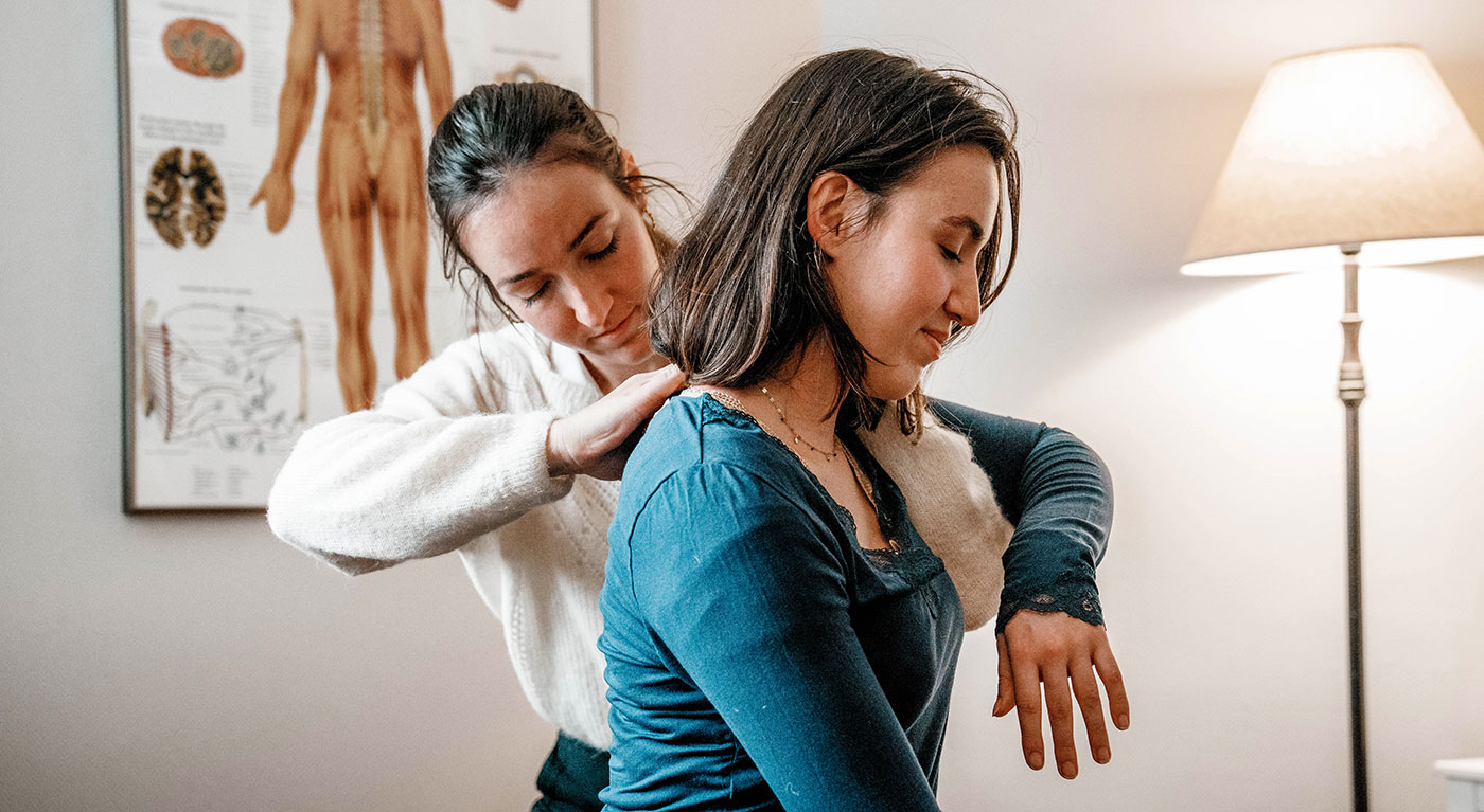 audrey-deberdt-chiropracteur-paris-ajustement-dorsale-colonne-vertebrale